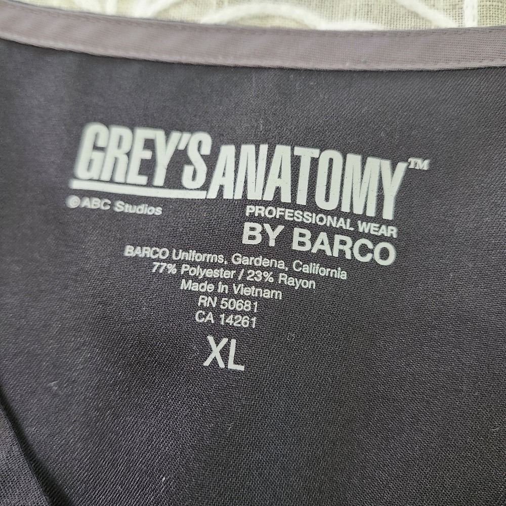 Grey's Anatomy Scrubs Bundle of 3 Black Tops And 3 Pants and 1 Jacket - Picture 10 of 16